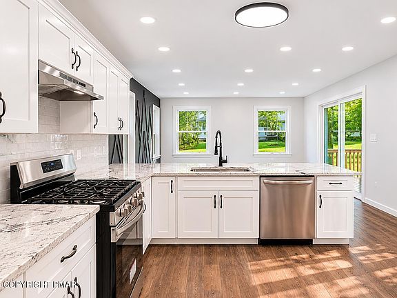 3rd image of 8585 Periwinkle Dr