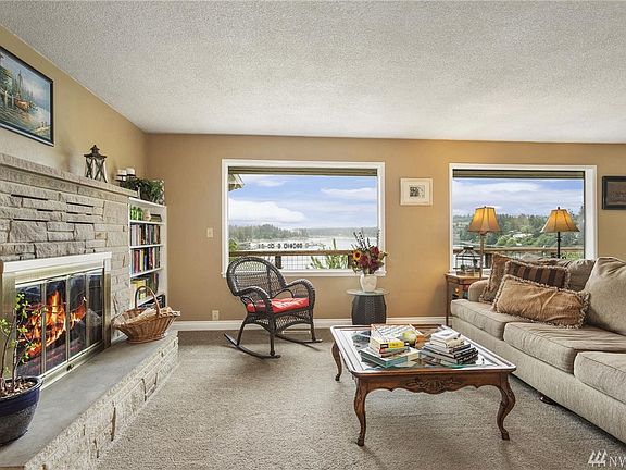 Charming living room, very welcoming space.