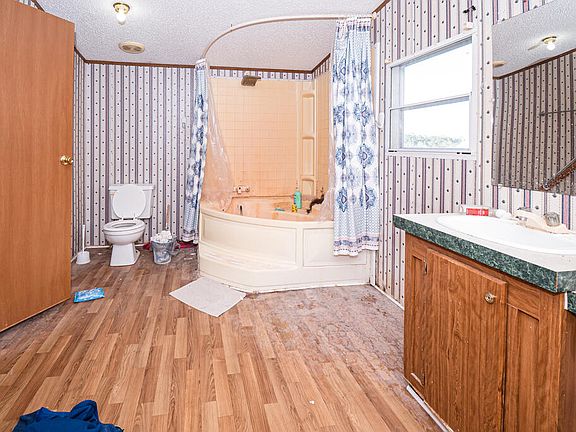 11th image of 200 Laura Ln