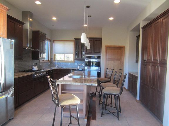 gourmet kitchen/gas range/dbl ovens