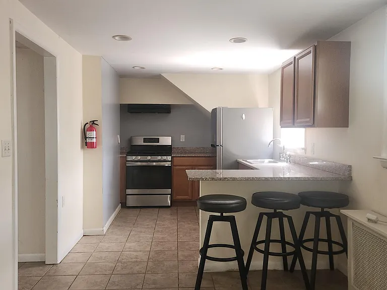 525 Maple Ave #2 — Photo 2