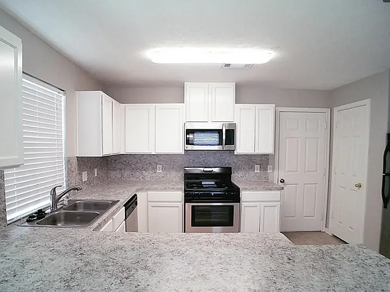 Glenholly Park Dr — Photo 8