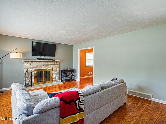 3rd image of 2805 Pomeroy Dr