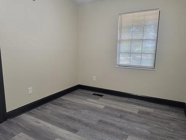 710 Dailey Ave — Photo 21