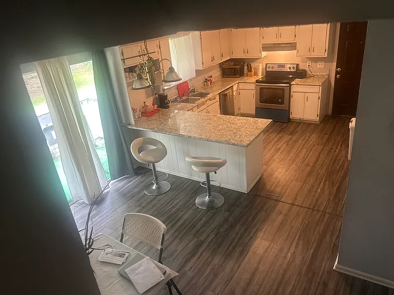 90 Dorsey Ct — Photo 2