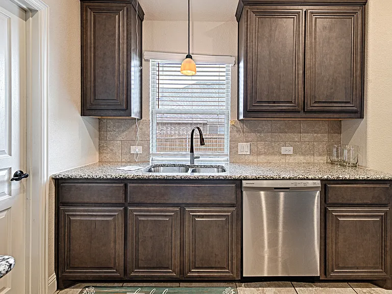 1721 Maplewood Dr — Photo 11