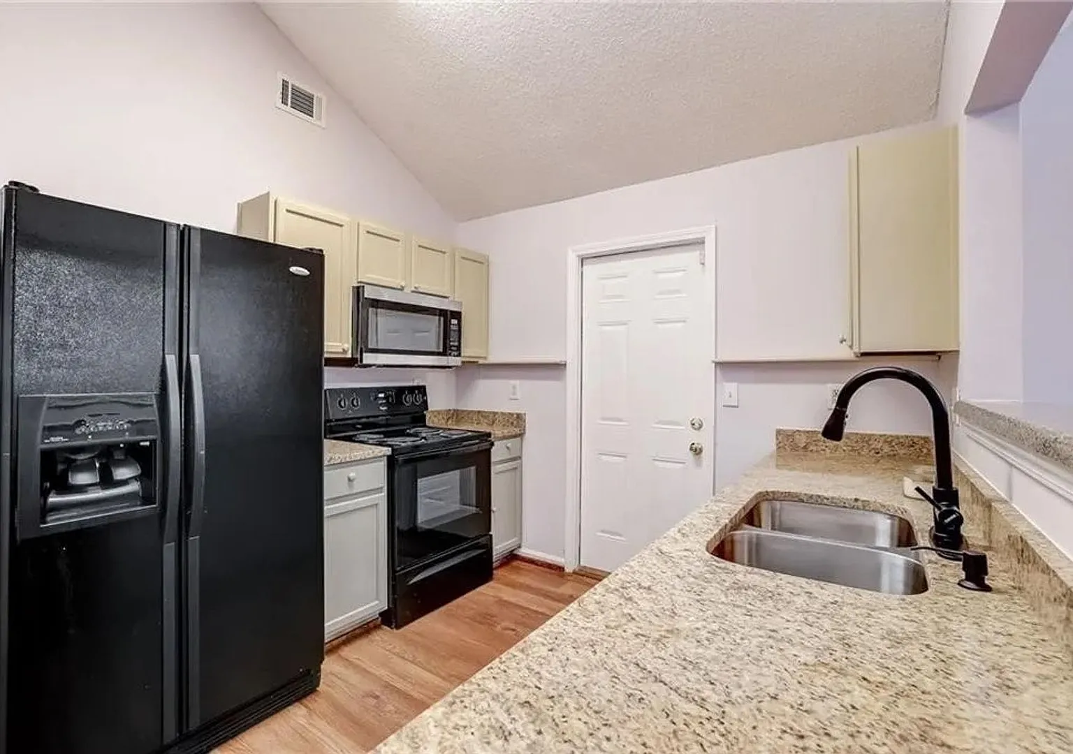 Room in 3 Bedroom Home in Union City — Photo 3