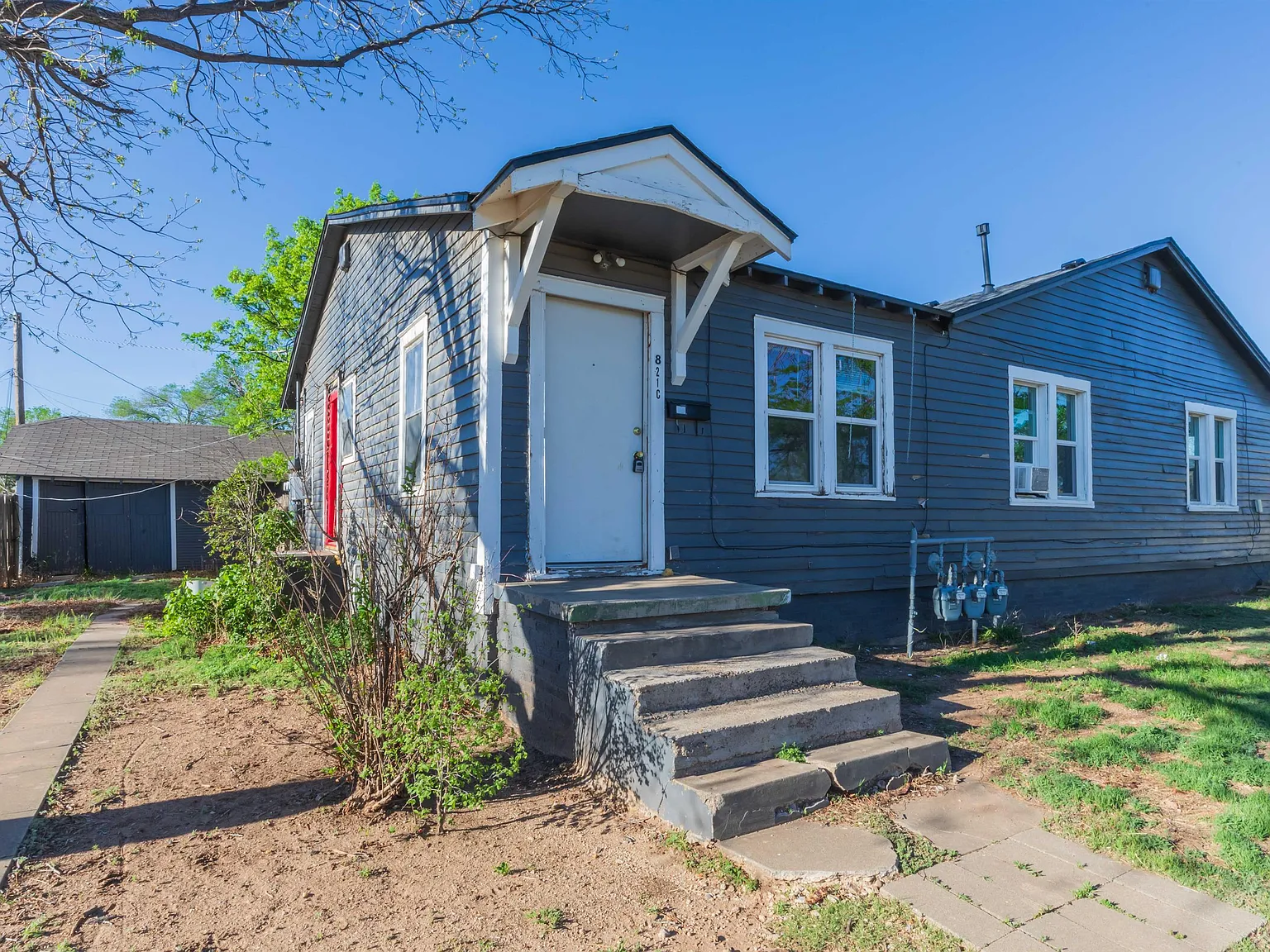 821 South Travis Street - C — Photo 1