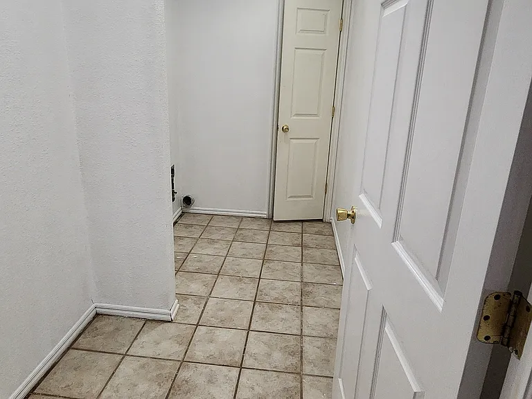 405 E Madison St — Photo 10