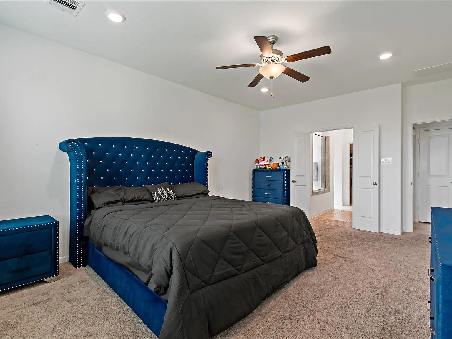 4 bed, 3.5 bath, 2724 sqft, $3,400 — Photo 2