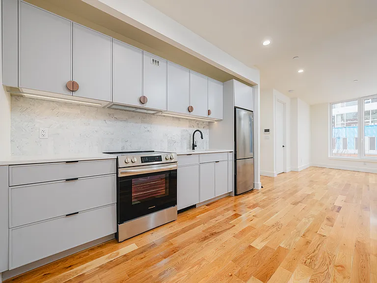 33 Franklin St #310 — Photo 1