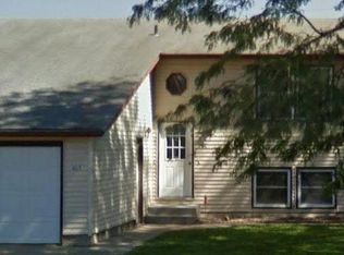 805 Robins Rd, Hiawatha, IA 52233