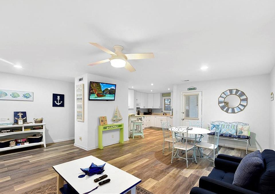 1st image of 307 E Island Square Dr #307