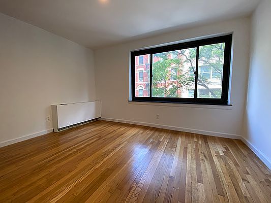 4th image of 10 Jones St #~3f