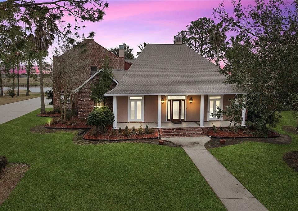 1st image of 15 Turnberry Dr