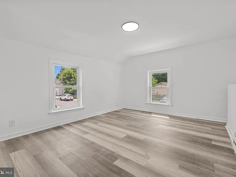 310 Elizabeth St — Photo 4