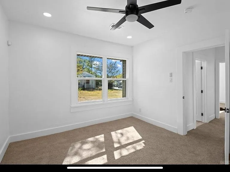 2501 S Maple St — Photo 2