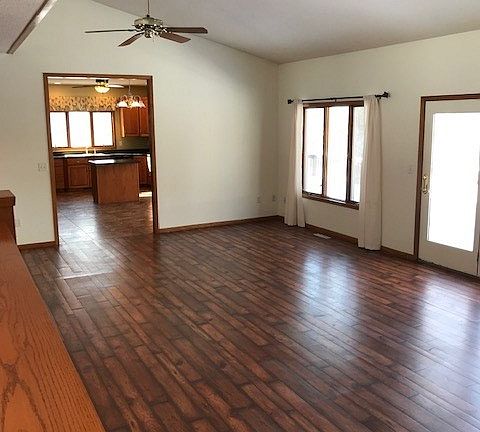 3rd image of 102 Country Hills Ln