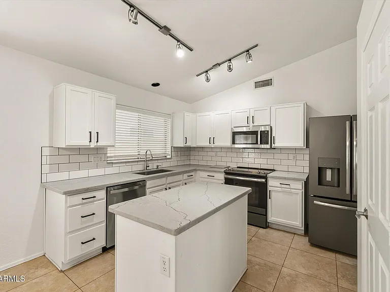 2212 E Vista Bonita Dr — Photo 3
