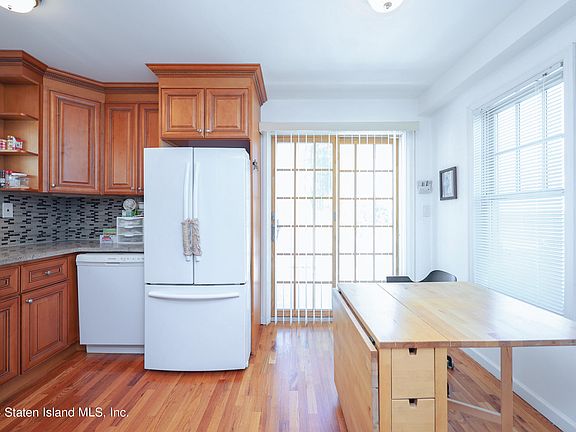 5th image of 781 Laconia Ave
