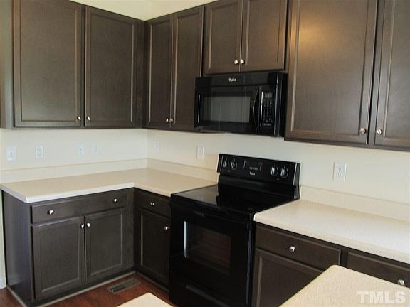 3rd image of 62 Grahamridge Ln