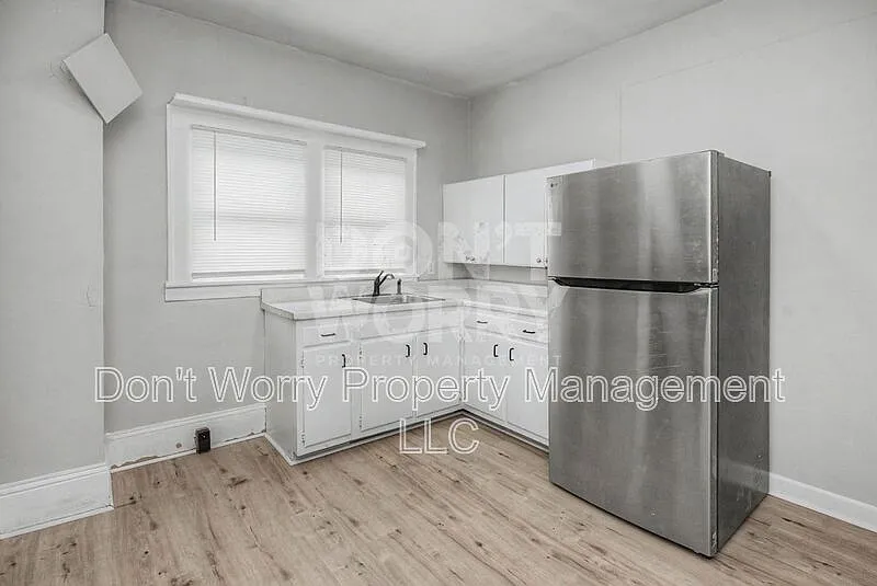 2 bed, 1.0 bath, $1,095 — Photo 2
