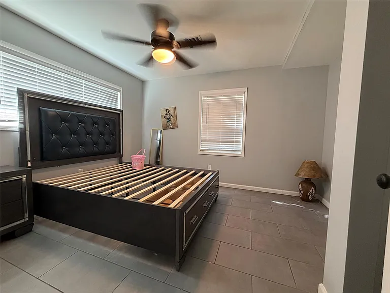 2806 Pine St — Photo 11