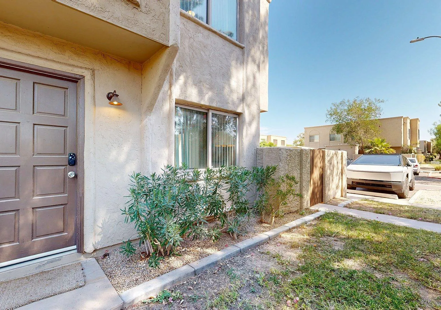 3 bed, 1.0 bath, 991 sqft, $2,000 — Photo 2
