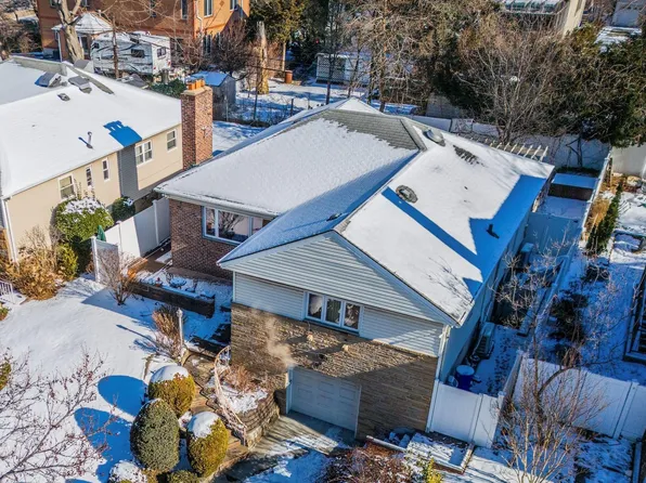 61-25 211 street, Bayside, NY 11364