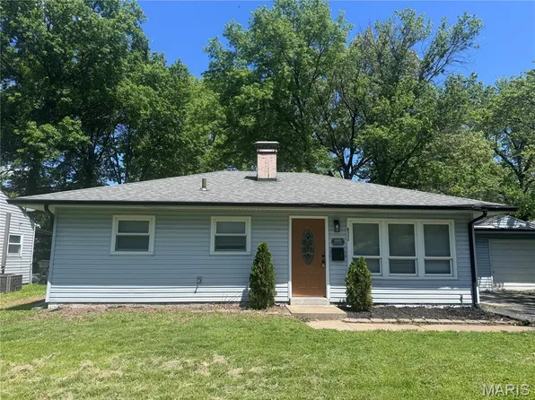 3905 S Park Dr, Belleville, IL 62226