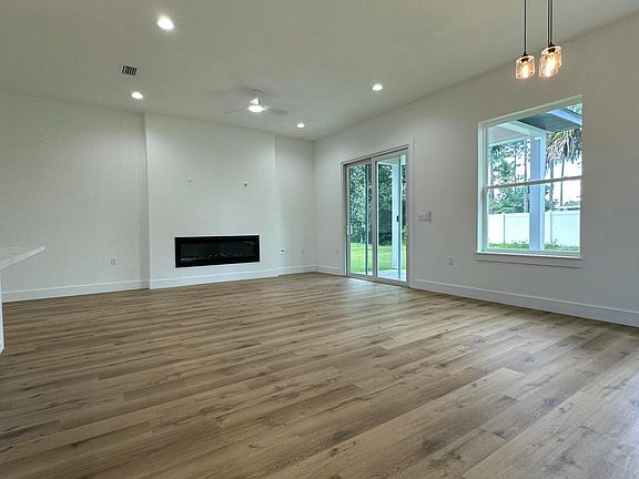 5th image of 57 BARRING Place N