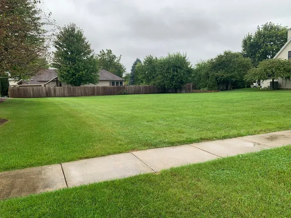 70 E Lynn St, South Elgin, IL 60177