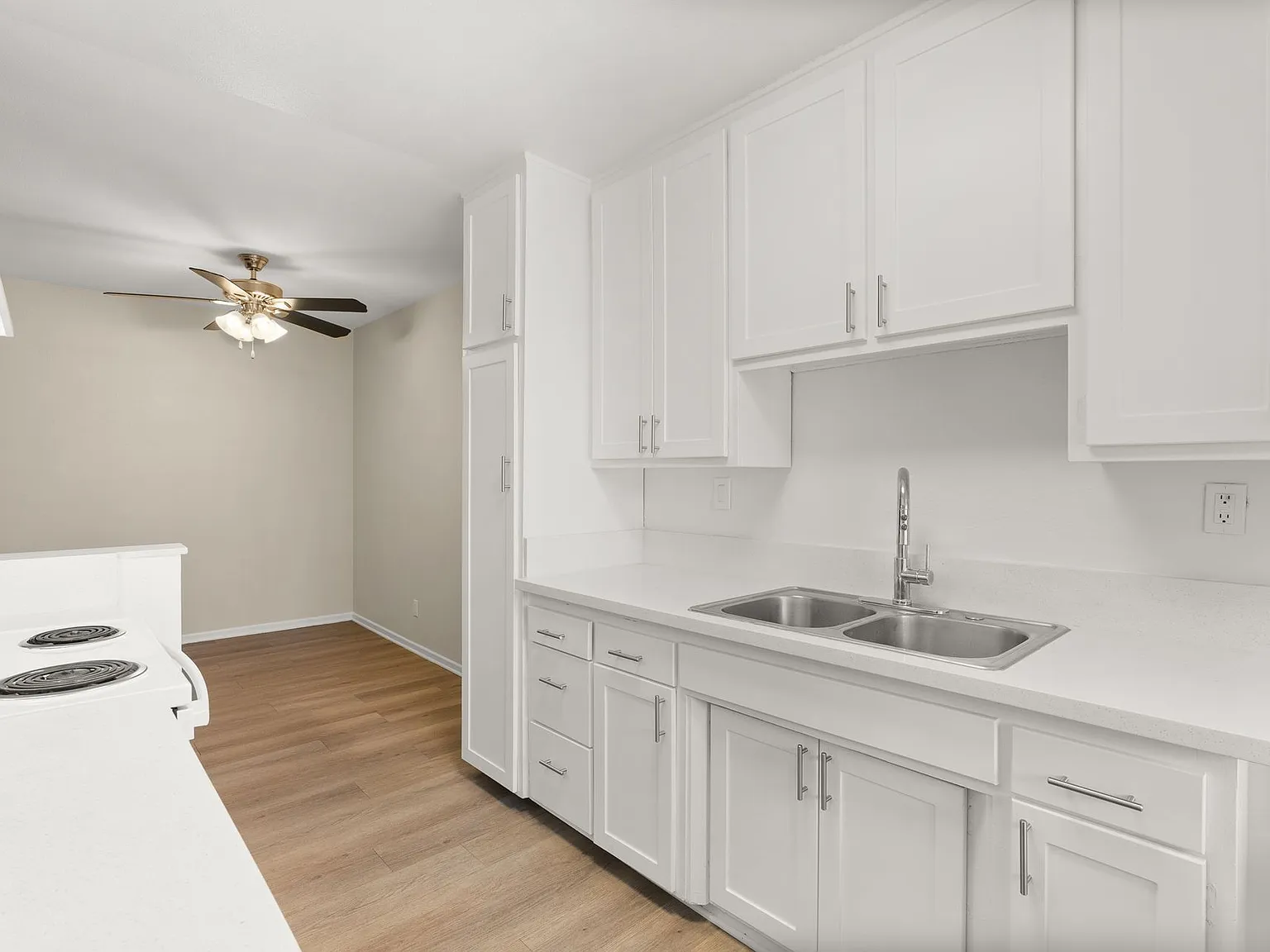 Melrose Place Apartments — Photo 2