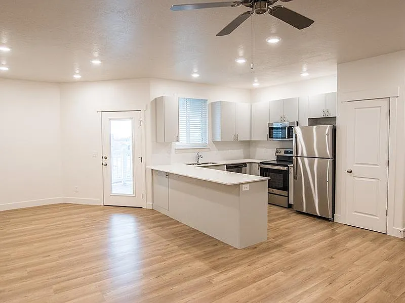 TRAIL HOLLOW APARTMENTS