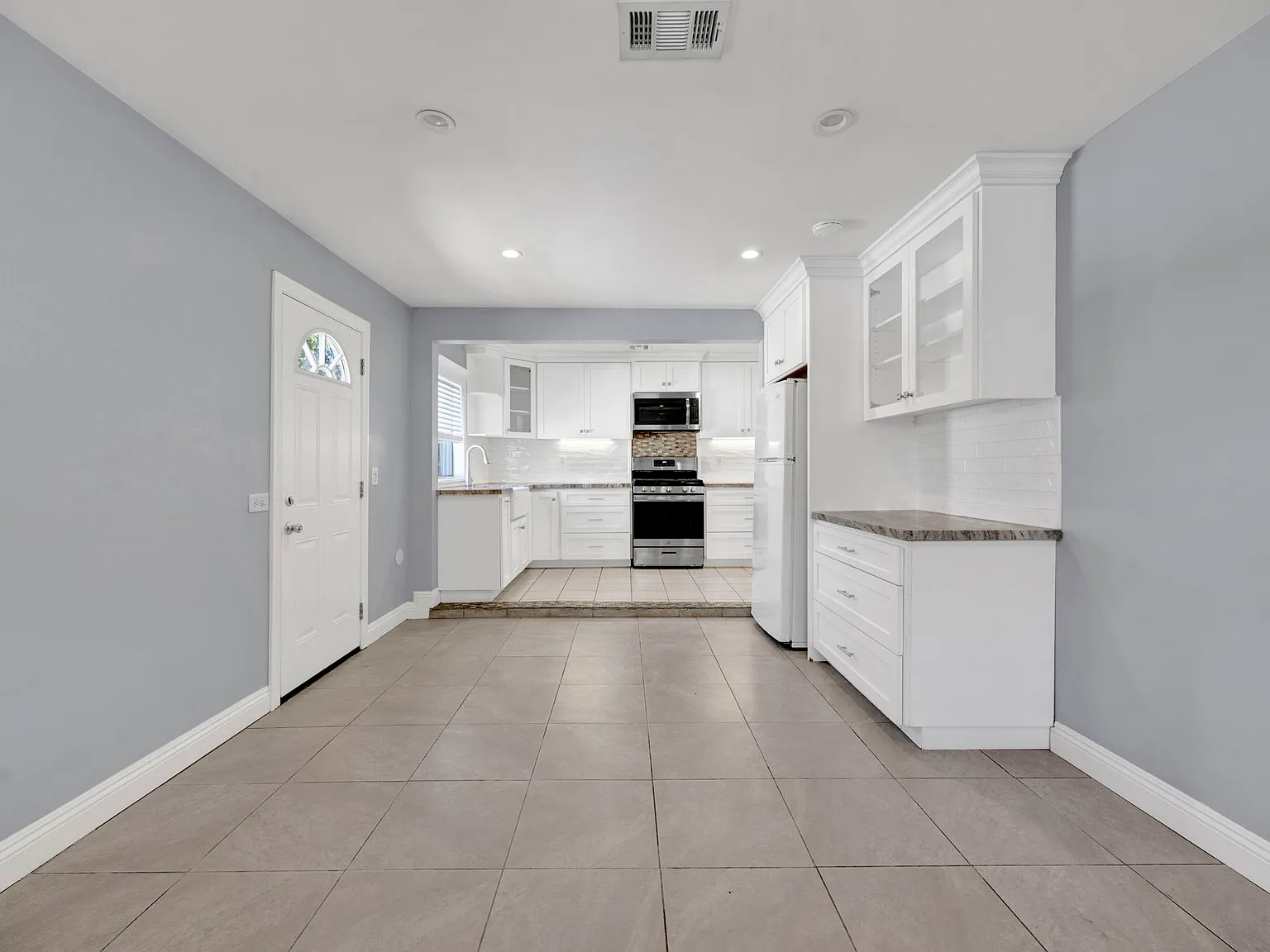 3 bed, 1300 sqft, $3,750 — Photo 2