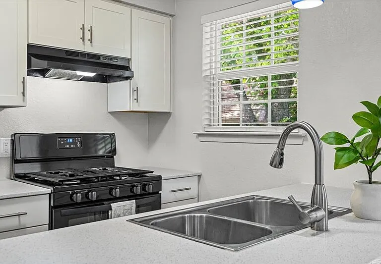 826 King Albert St #B — Photo 7