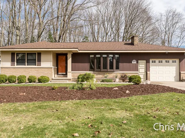 313 Robbins Rd, Grand Haven, MI 49417