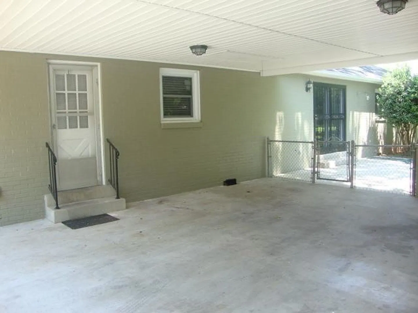 Large home in quiet neighborhood — Photo 3