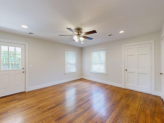 3rd image of 2520 Clark St