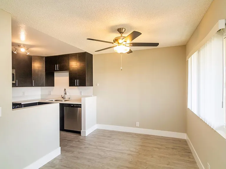 Montrose Villas — Photo 11
