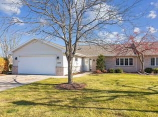 1636 Twin Lakes Cir, Green Bay, WI 54311