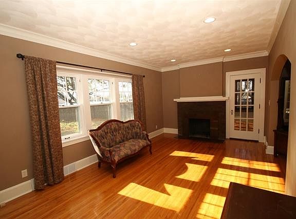 2nd image of 4440 Charles St