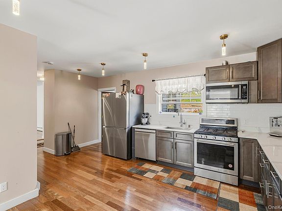 5th image of 556 Lakes Road