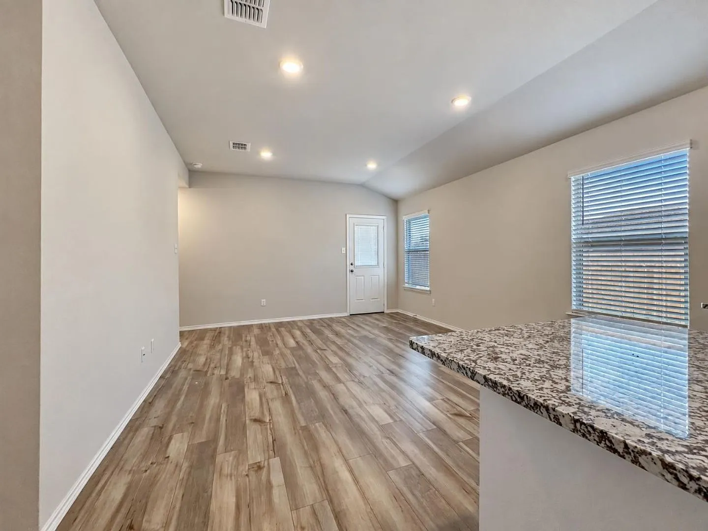 Beautiful 3 Bedroom/2 Bathroom Home in Troy! — Photo 3