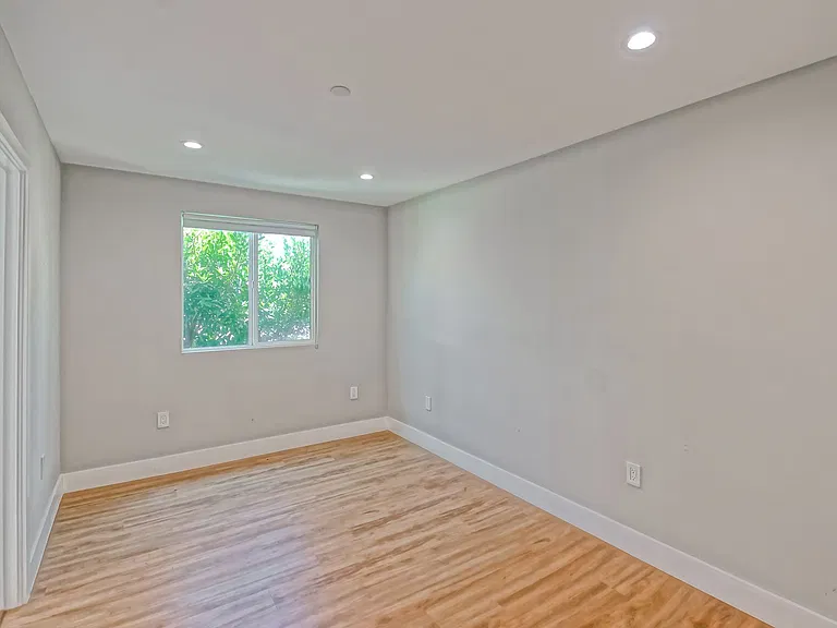 1923 Vanderbilt Ln — Photo 10