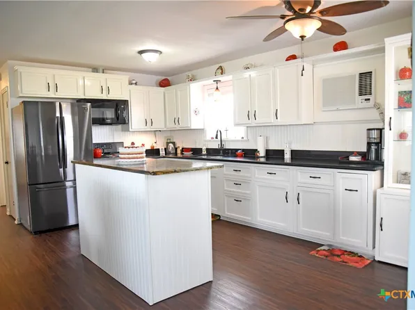 604 S 6th St, Seadrift, TX 77983