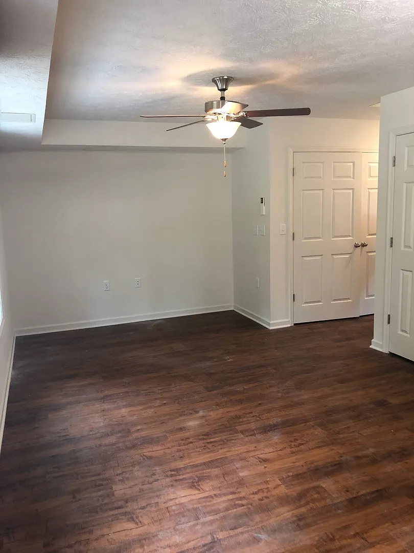 One Bedroom Garden Apartment — Photo 3