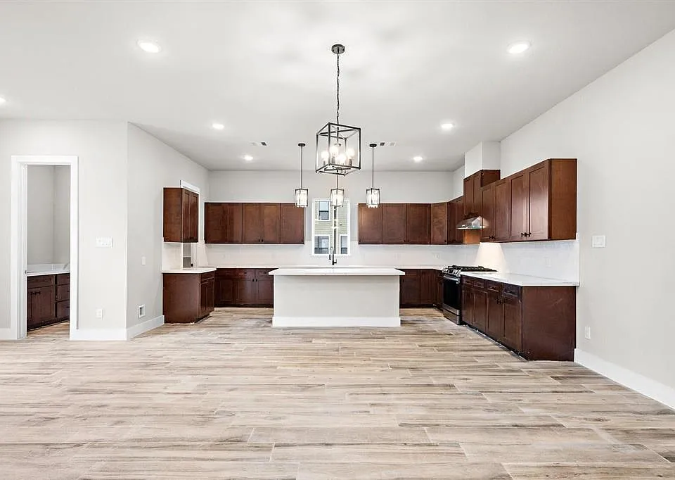 228 W 28th St