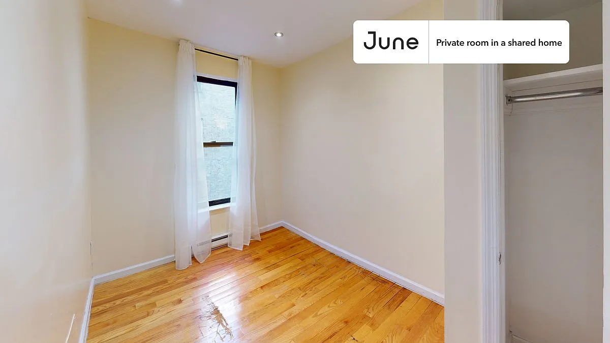 Queen bedroom in 6 bed/3 bath home in Upper West Side #1796 C — Photo 2