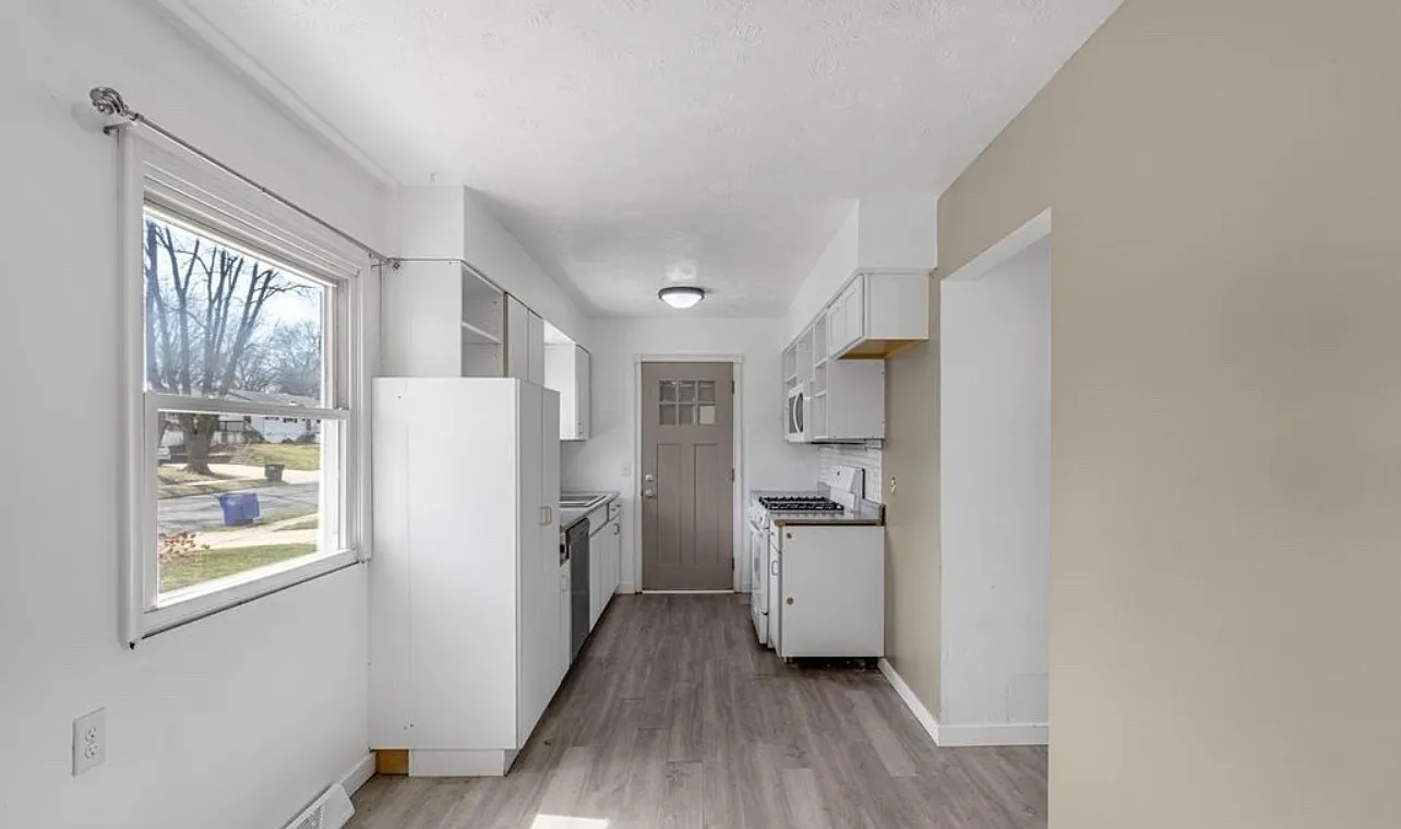 3 bed, 1.5 bath, 1600 sqft, $2,000 — Photo 3